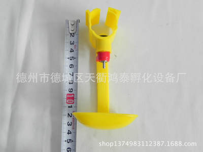 高效便捷的家禽飲水解決方案 雞聯(lián)體鋼球飲水器與全卡吊杯飲水器詳解
